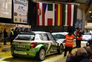 Rallye Český Krumlov: Soutěžní vozy na pódiu ve freistadtské hale při přeskupení